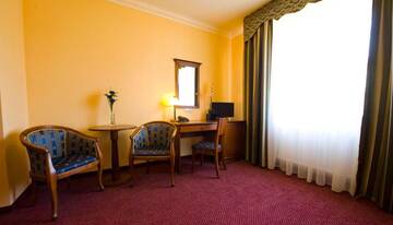 Фото номера Двухместный номер Делюкс с 1 большой кроватью Отель Hotel Nowy Dwór W Zaczerniu г. Зачерние 5
