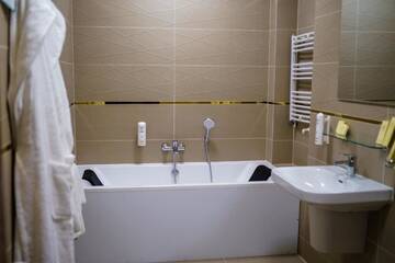 Фото номера Улучшенный двухместный номер с 1 кроватью Отель Hotel Nowy Dwór W Zaczerniu г. Зачерние 4